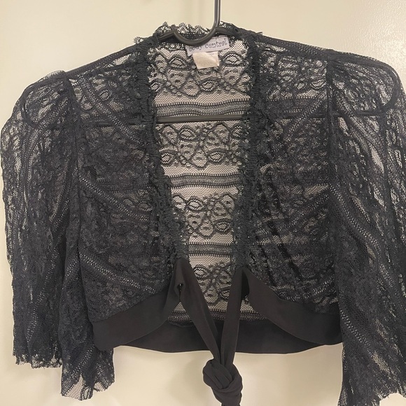 Bell sleeve sheer shrug with tie front.
Size Medium - Picture 3 of 8